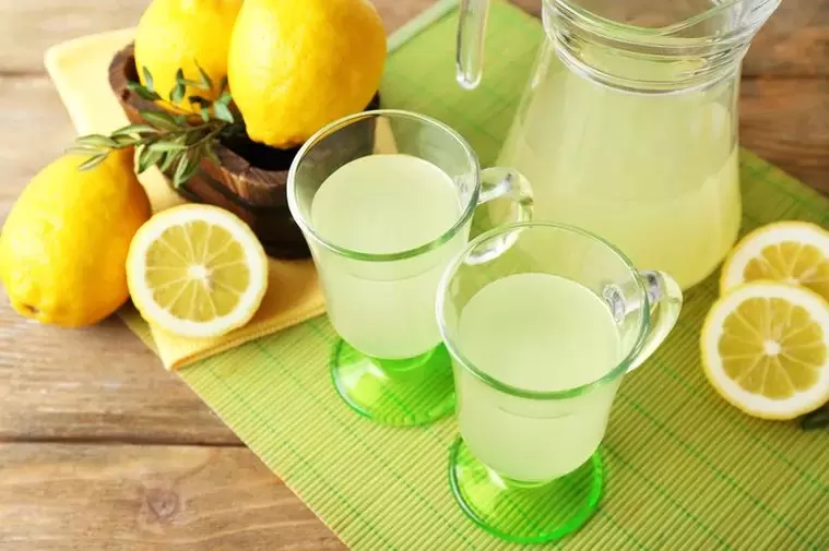 Wasser und Zitrone für die Diät zu trinken