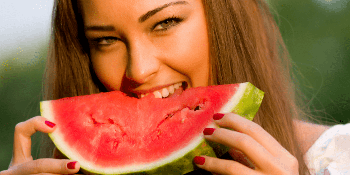 Mädchen isst Wassermelone zur Gewichtsreduktion